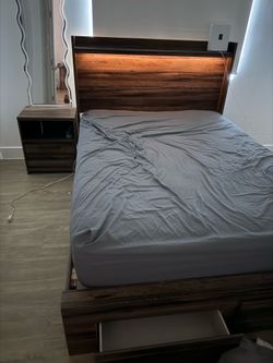 Full Queen Bed Set For Sale !