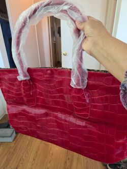 RED LARGE WOMENS TRAVEL  BAG