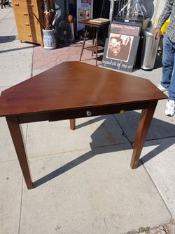 Corner laptop desk