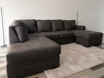 U-Shaped 2-Piece Sectional with Chaise