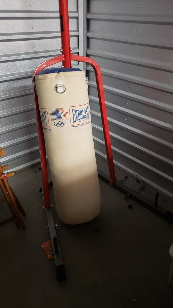 Heavy bag with stand