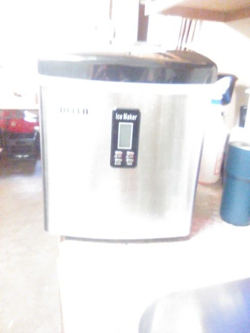 Della Ice. Maker