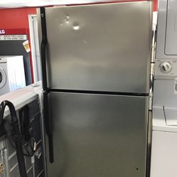 GE 18 Cu Ft Top And Bottom Black And Stainless Steel Fridge. 1 year Warranty 