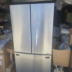 Lg Refrigerator Excellent Condition Ice Maker In Bottom Free Local Delivery 