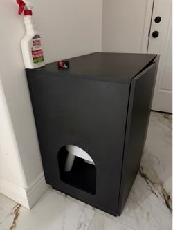 Cat litter box enclosure