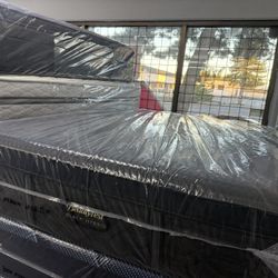 QUEEN SIZE SIMMONS BEAUTYREST BLACK SERIES 2 (MEDIUM) APEX HYBRID MATTRESS & BOX SPRING BED SET