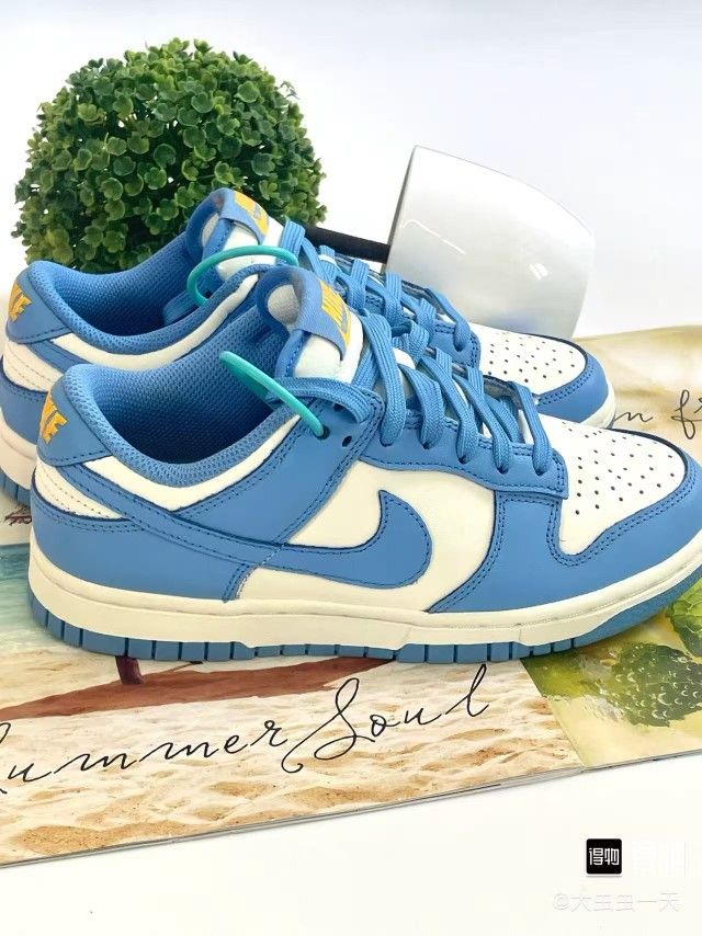 Low-top sneakers