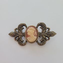 Vintage 1950s Antiqued Resin Victorian Lady Cameo Brass Tone Brooch Pin