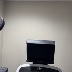 NordicTrack E 9.5i Elliptical – Power Incline & 20" Stride – Great Condition