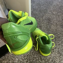 Kobe Grinches Size 5.5