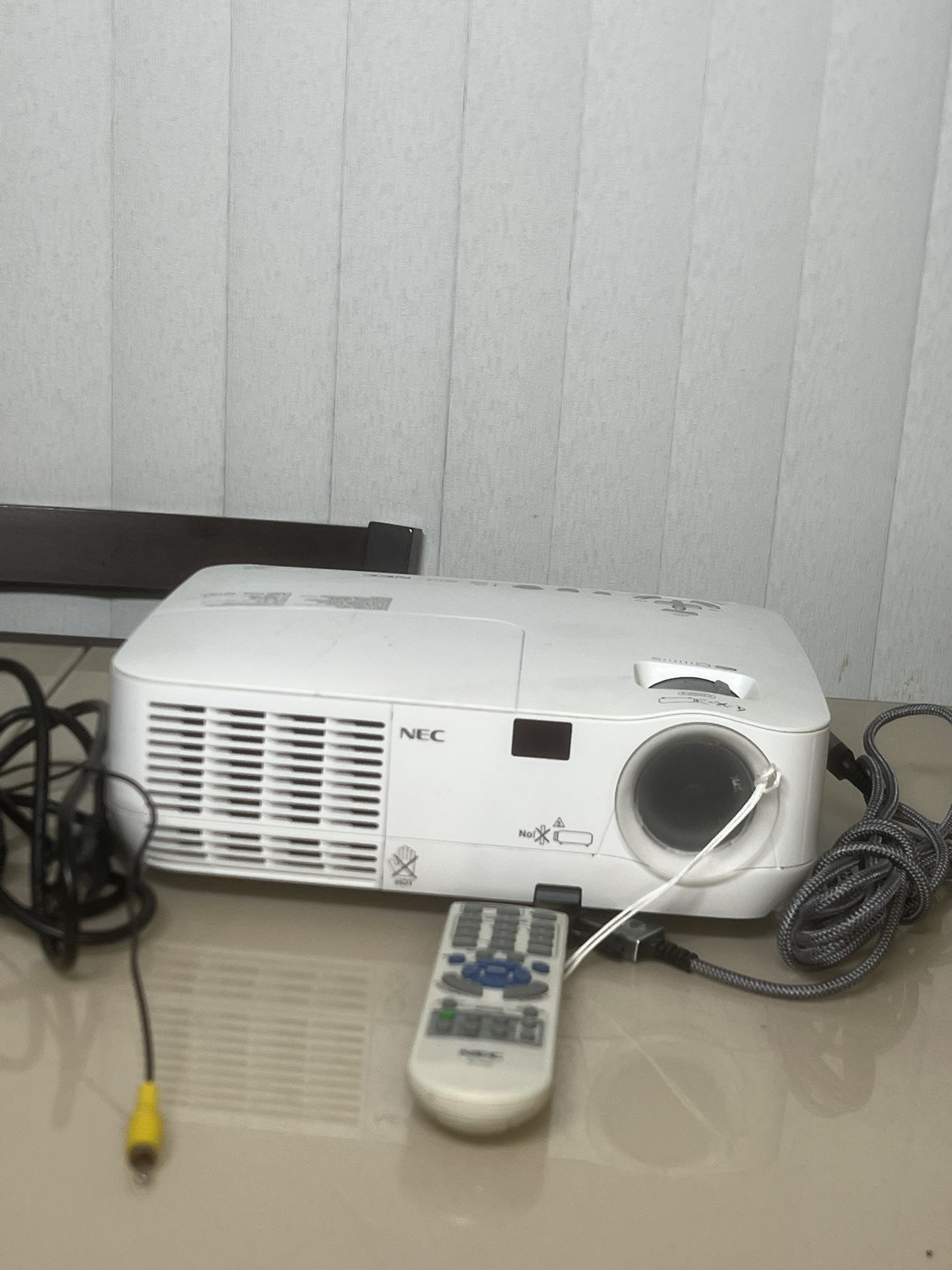 NEC NP115 DLP 1080i 8-bit Color 800x600 Resolution 2500 Lumens Video Projector. Used in good condition with some minor cosmetic blemishes. These blemi