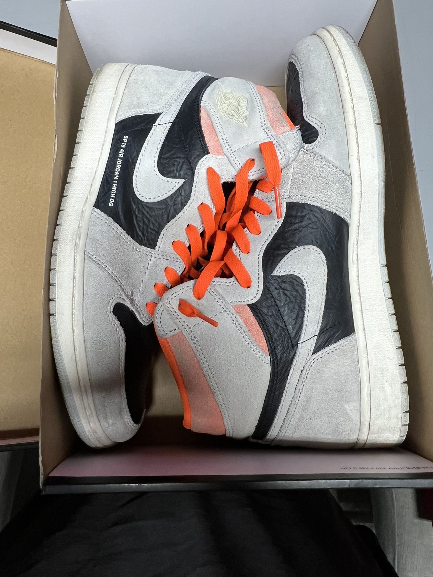 Jordan Retro High Neutral Grey Hyper Crimson