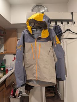 Arc'teryx medium rain jacket
