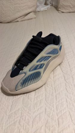 Adidas Yeezy 700 V3 Kyanite size 4.5y