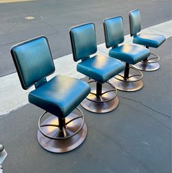 Set of 4 custom swivel seating chairs for diners or gaming chairs