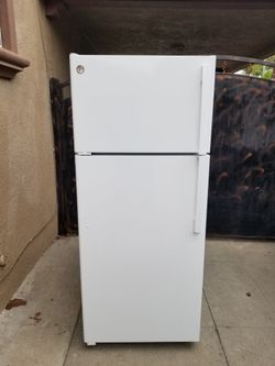 3MONTHS WARRANTY 🛑 28X29X67 GE FRIDGE 17CUFT WHITE