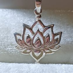 Beautiful Sterling Silver Lotus Flower Necklace 