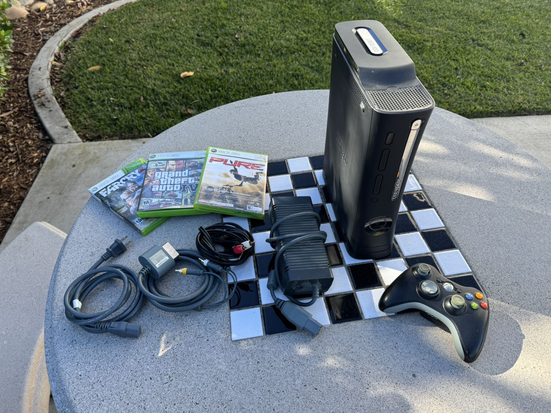 Xbox 360 Elite Bundle – 120GB – Controller, Cables, Games (GTA IV, Far Cry 3, Pure + FIFA 13)