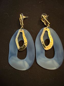 Women’s pierced elegant blue earrings with gold accent