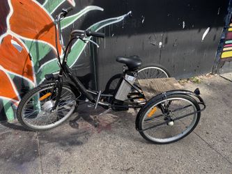 Black e-Tricycle 