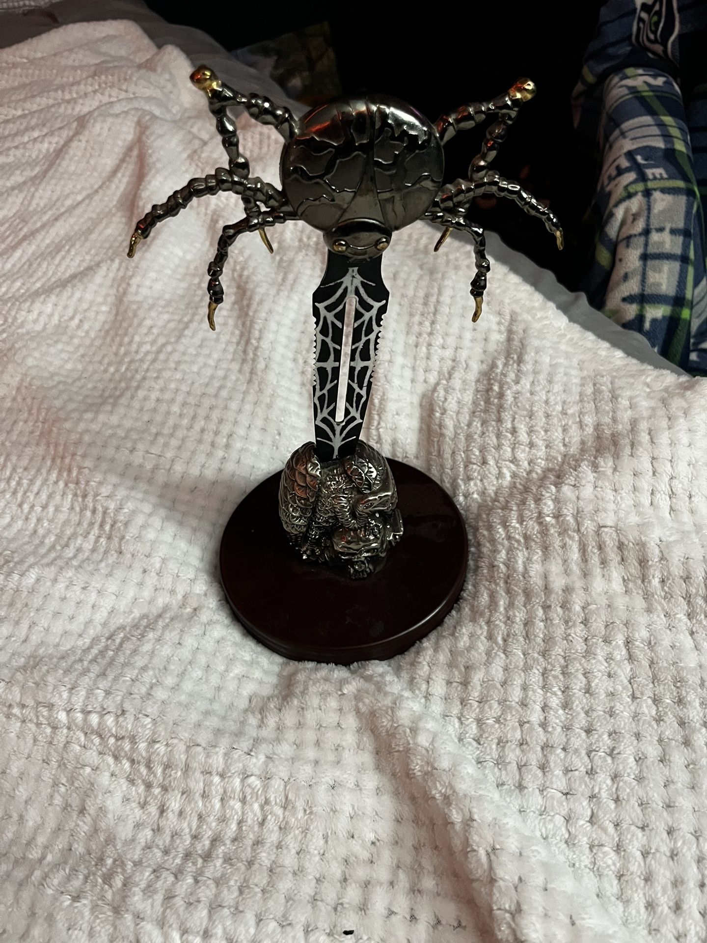 Spider Knife With Skull Stand