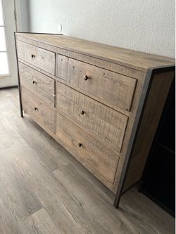 1 Dresser / 2 night stands
