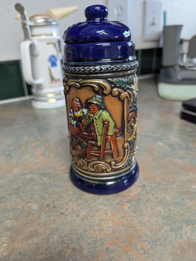 #A4 vintage Gerz German beer stein, likely from the mid-20th century
This beerstein is about 6 and 1/2 in tall
