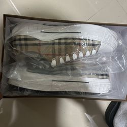 burberrys size 10 , new authentic 