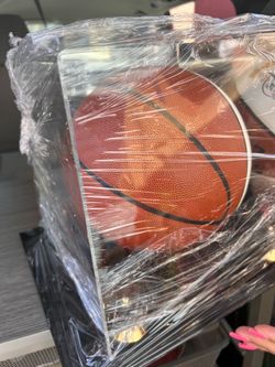Golden State Warriors Championship Commemorative Basketball – Display Case Included 🏀🏆