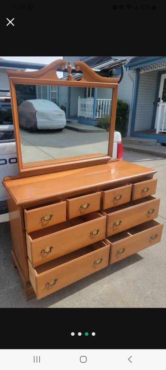 Dresser (Vanity Eight Drawer Dresser)
