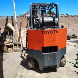 Toyota 9000lb Forklift 