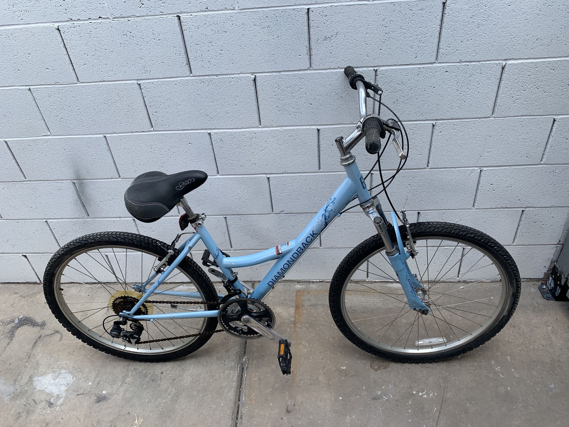 Women’s Diamondback Bike Bicycle 26inch Rims New Inner Tubes 21 Speed Everything Works Front Suspension 