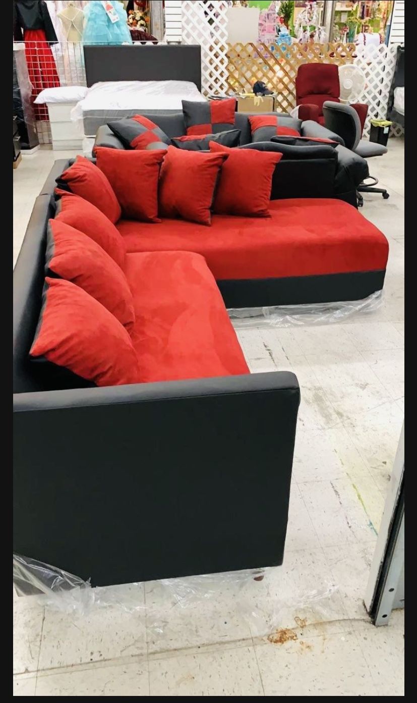 SECTIONAL BLACK AND RED (BRAND New )