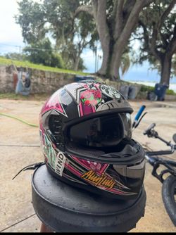 Graphic full-face motorcycle helmet