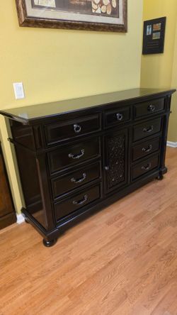 Clean and Nice Dark Espresso 9-Drawer Drawer Dresser  with Center Compartment.