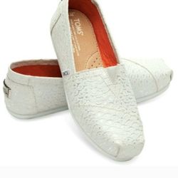 TOMS WHITE SILVER LEATHER SCALE CLASSIC SHOES SIZE 6.5