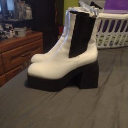 Steve Madden White Teaser Boot Size 9