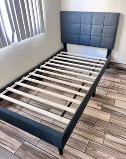 Twin size bed, Incluye colchón. Nueva en caja