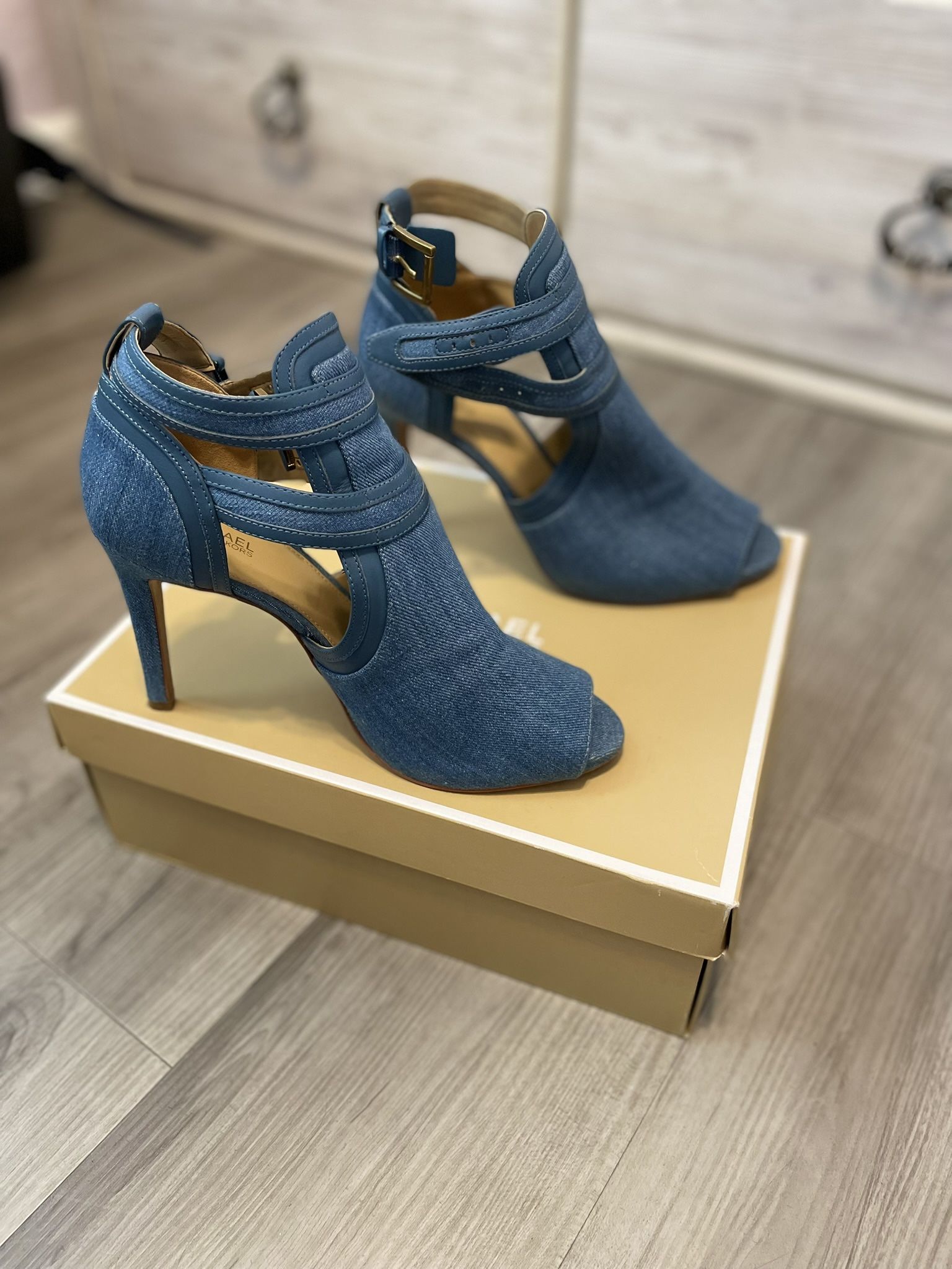 Light Blue Michael Kors Heels – Gently Worn, Original Box Included, size 9
