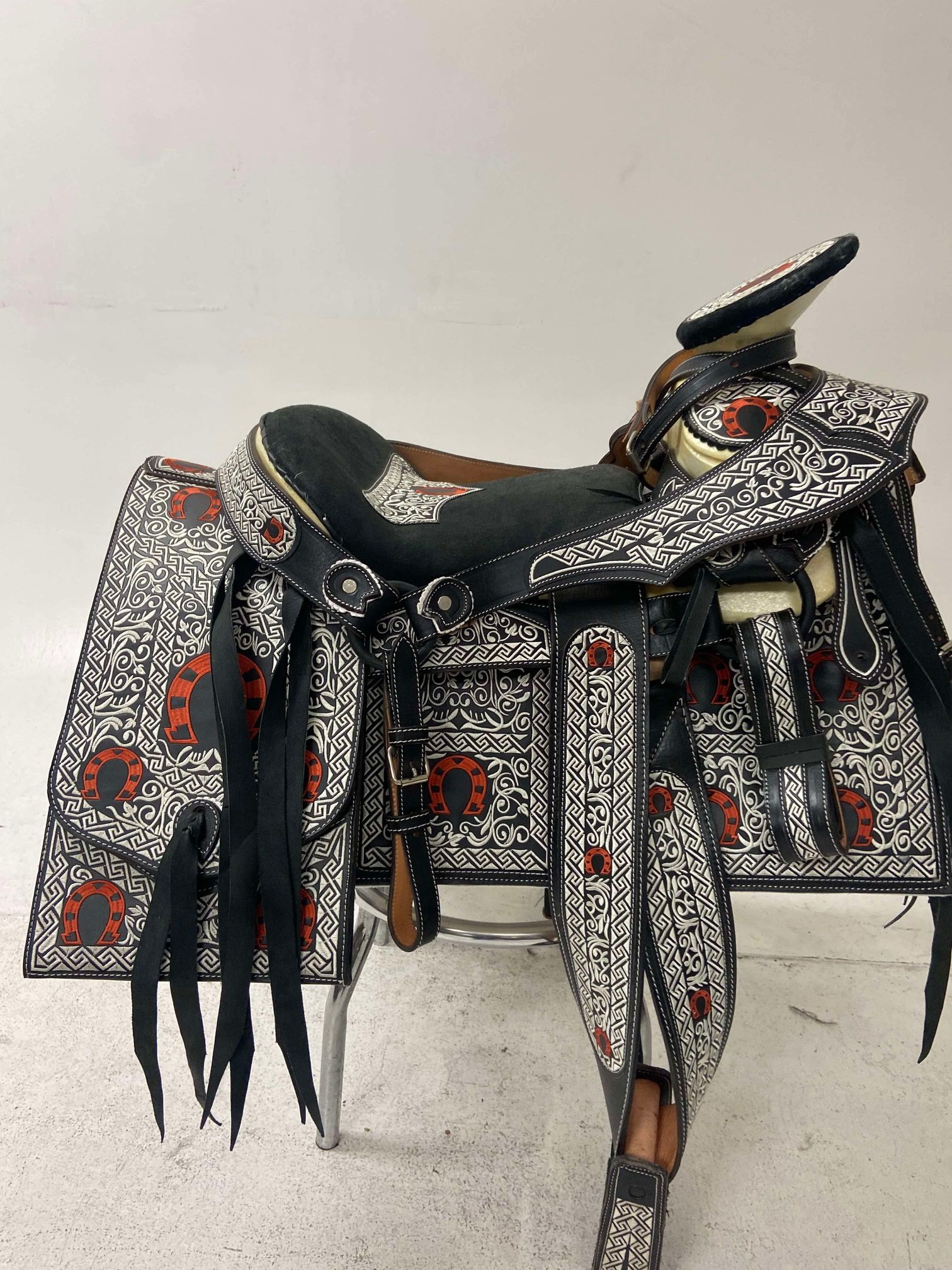 Montura charra bordada con cantinas Cuadradas