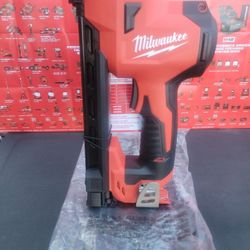 MILWAUKEE M12 12-VOLT LITHIUM-ION CORDLESS CABLE STAPLER ( TOOL ONLY ) 