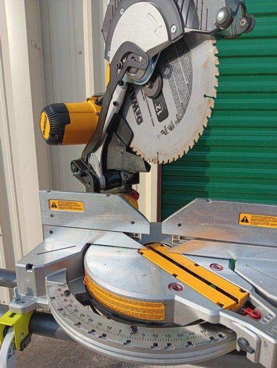Like New! DEWALT 15 Amp Corded 12 in. Compound Double Bevel Miter Saw W