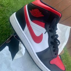 Jordan 1 Mid White Black 