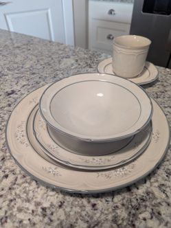 Stoneware dish set