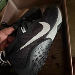 Men’s Nike  sz 11 baseball shoes