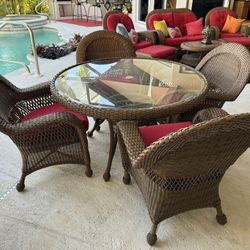 Stunning Patio Furniture in Excellent Condition