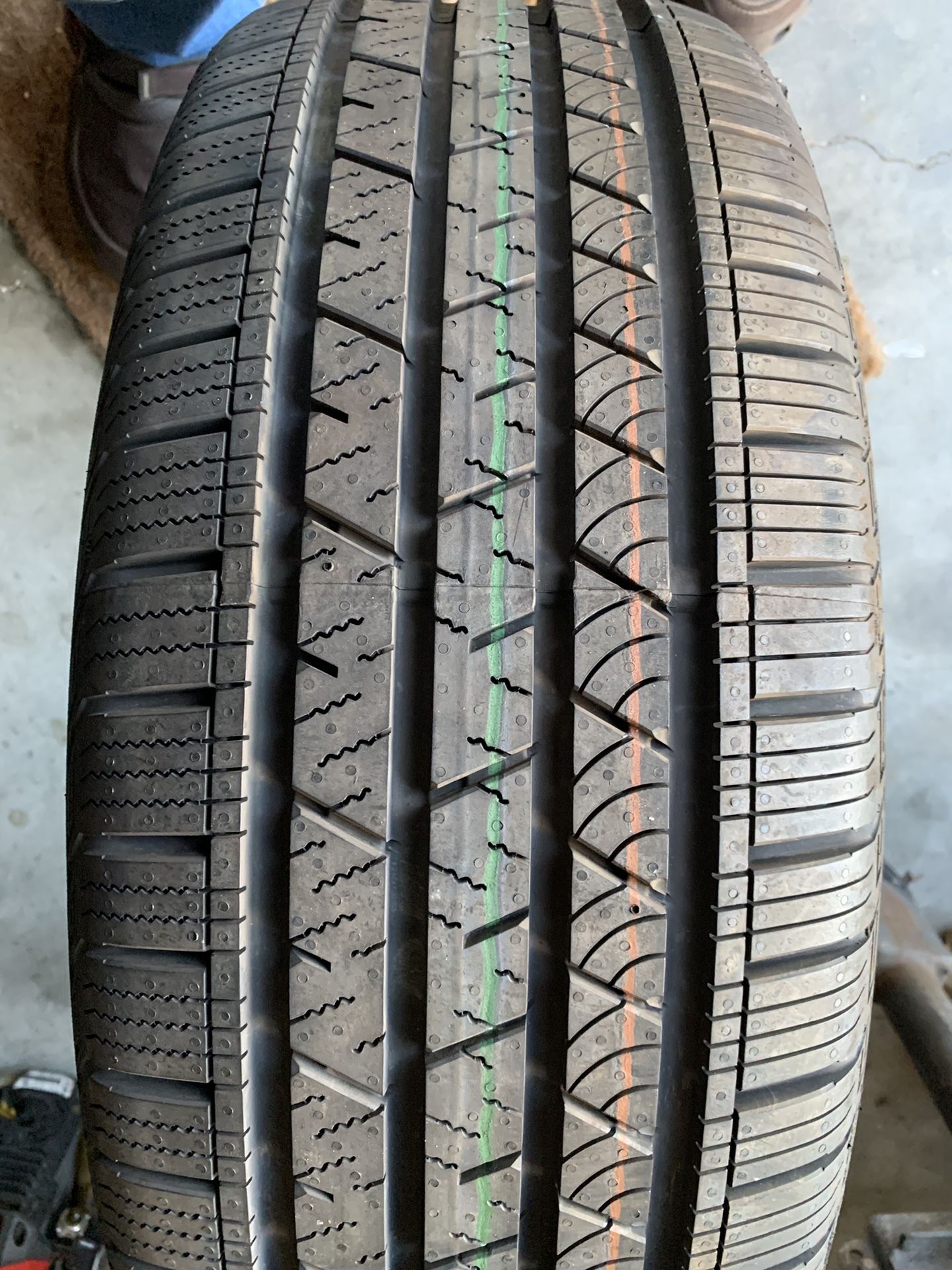 1 new continental cross contact tire , 235/55/19