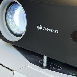 LEISURE E30WT Projector with Screen