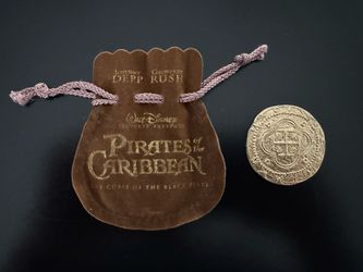 Disney Pirates of the Caribbean Collector Coin & Pouch – Movie Replica