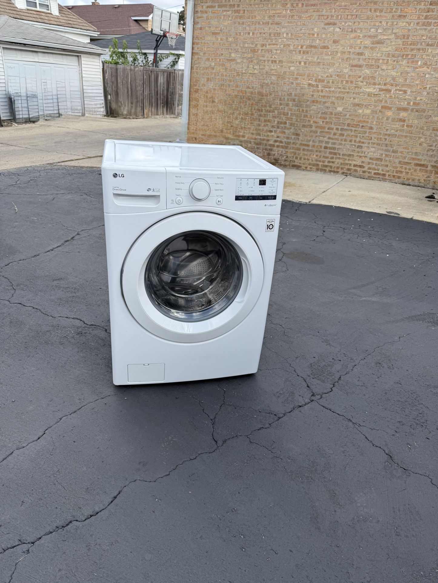 LG WASHING MACHINE IN EXCELLENT CONDITION,VERY EASY TO OPERATE. $200.00 OR BEST OFFER.
